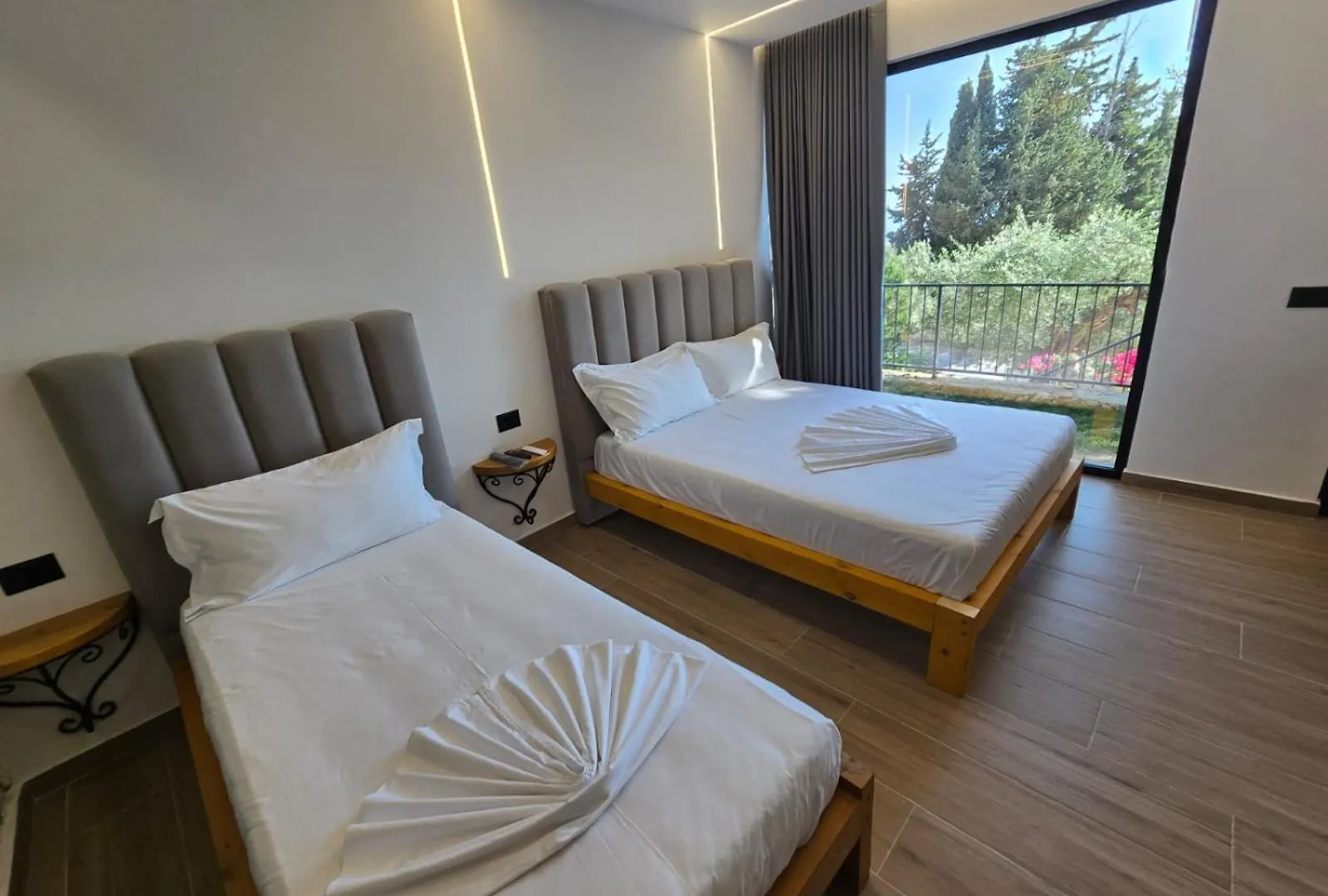 Hotel Panorama Piqeras לינה וארוחת בוקר