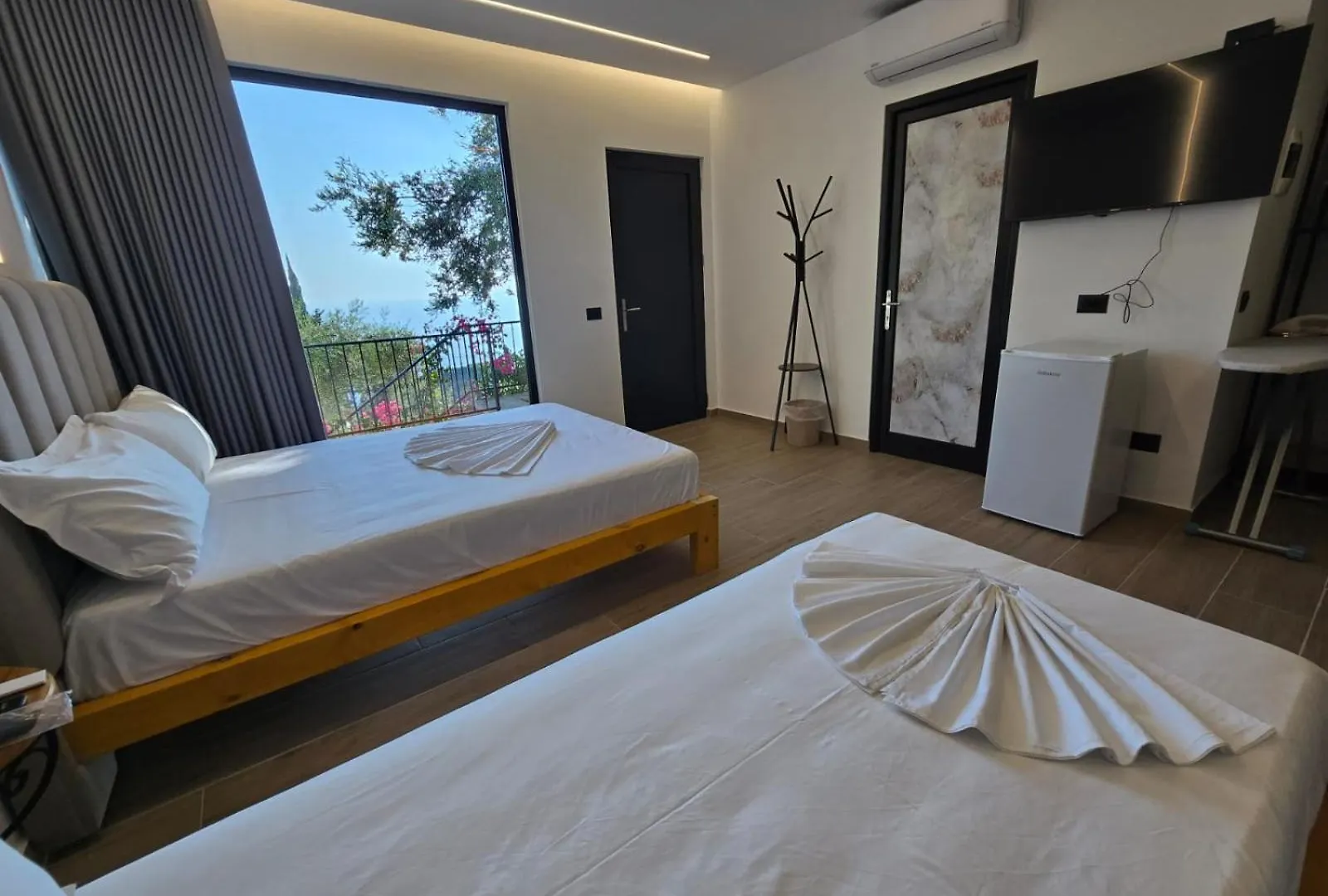 Hotel Panorama Piqeras אלבניה