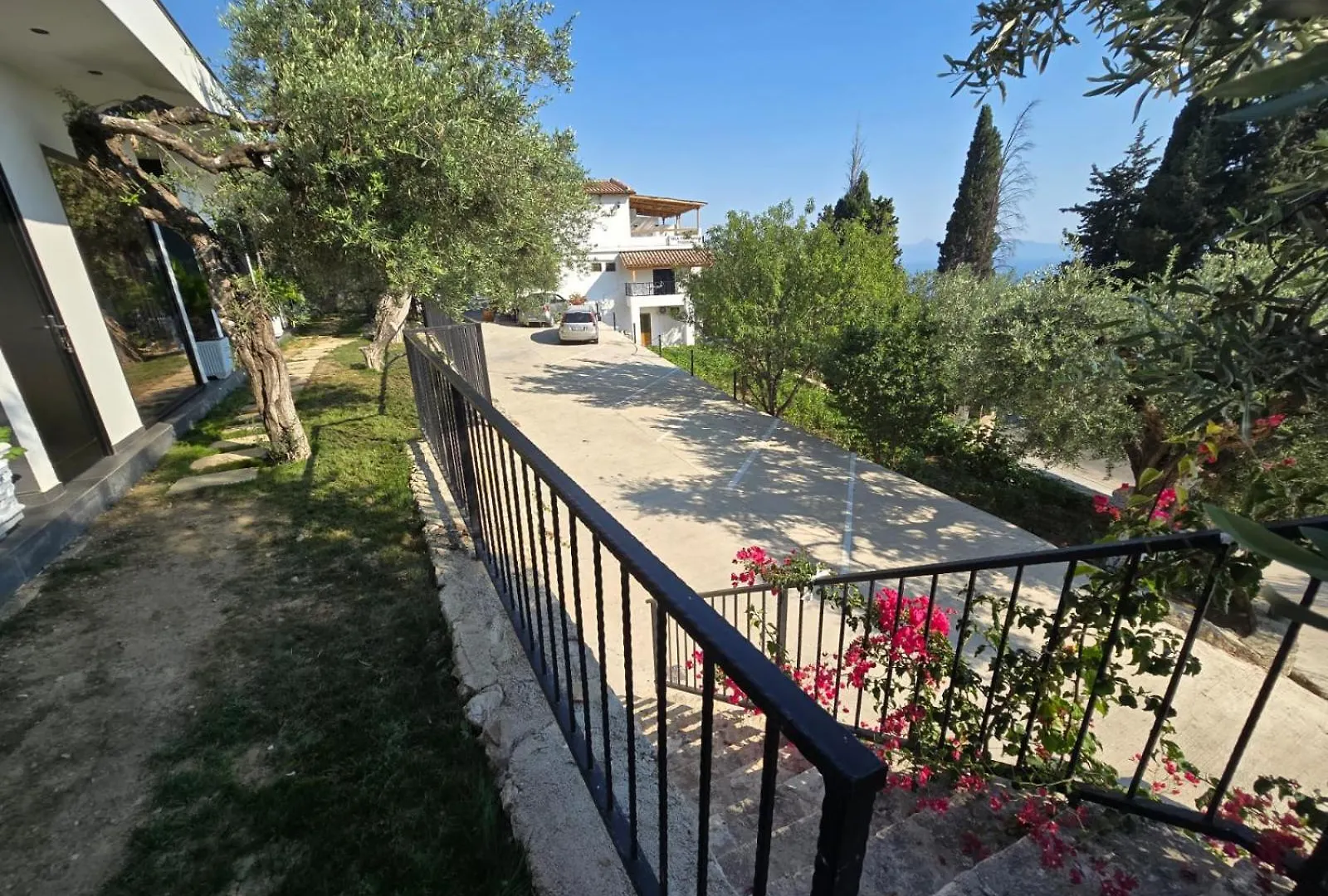 Hotel Panorama Piqeras לינה וארוחת בוקר