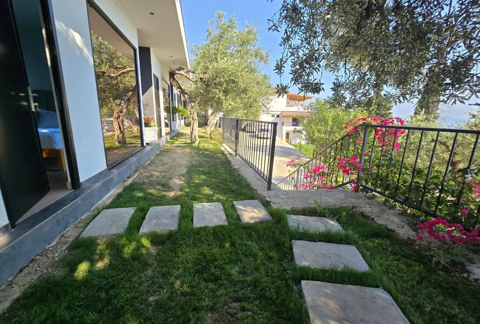 לינה וארוחת בוקר Hotel Panorama Piqeras אלבניה