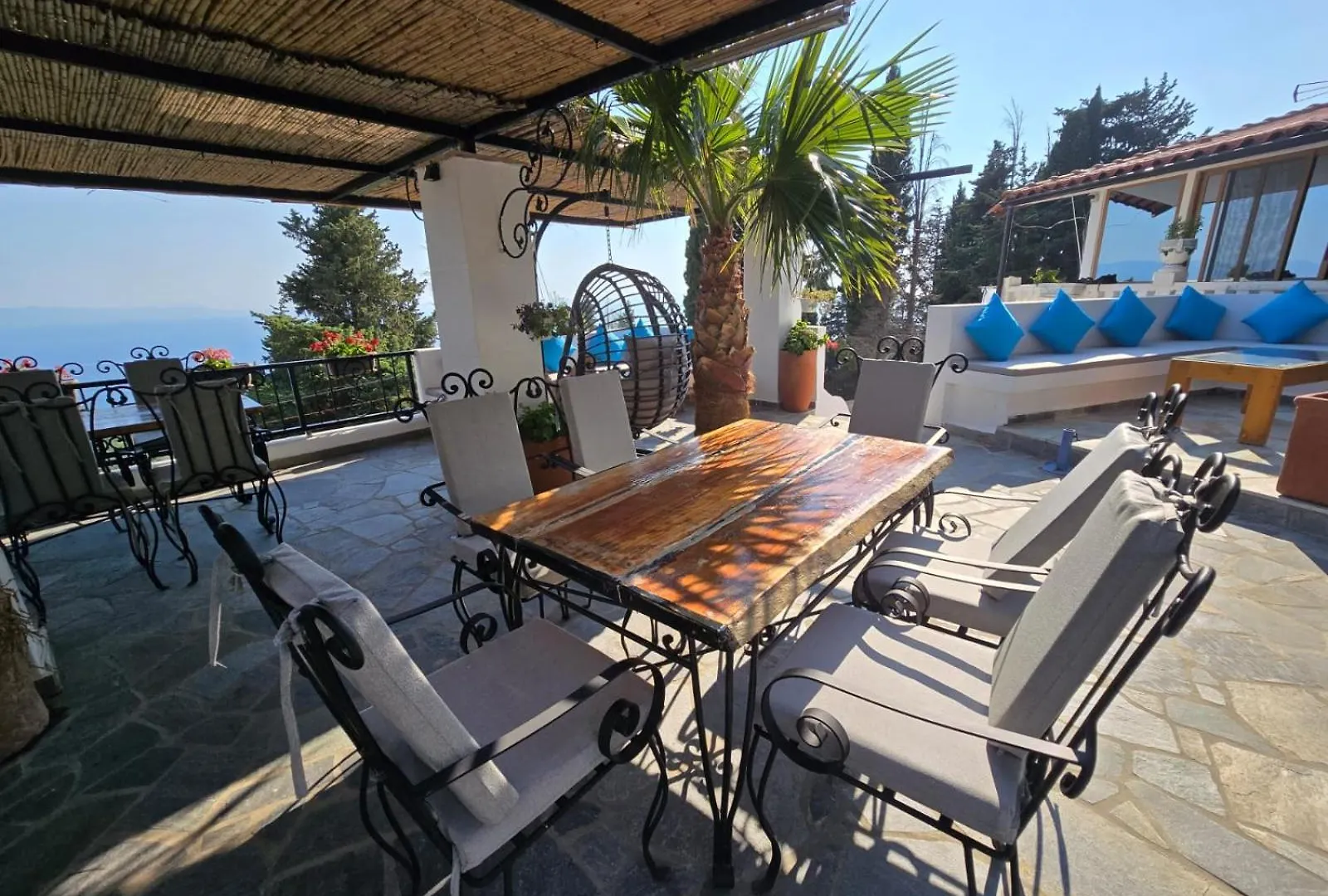Hotel Panorama Piqeras לינה וארוחת בוקר