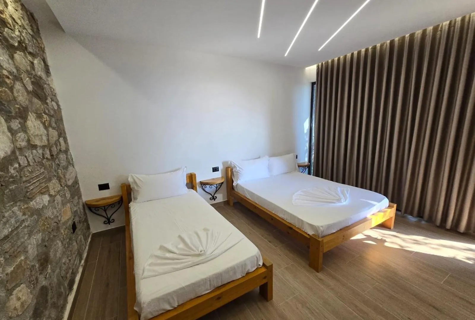 לינה וארוחת בוקר Hotel Panorama Piqeras אלבניה