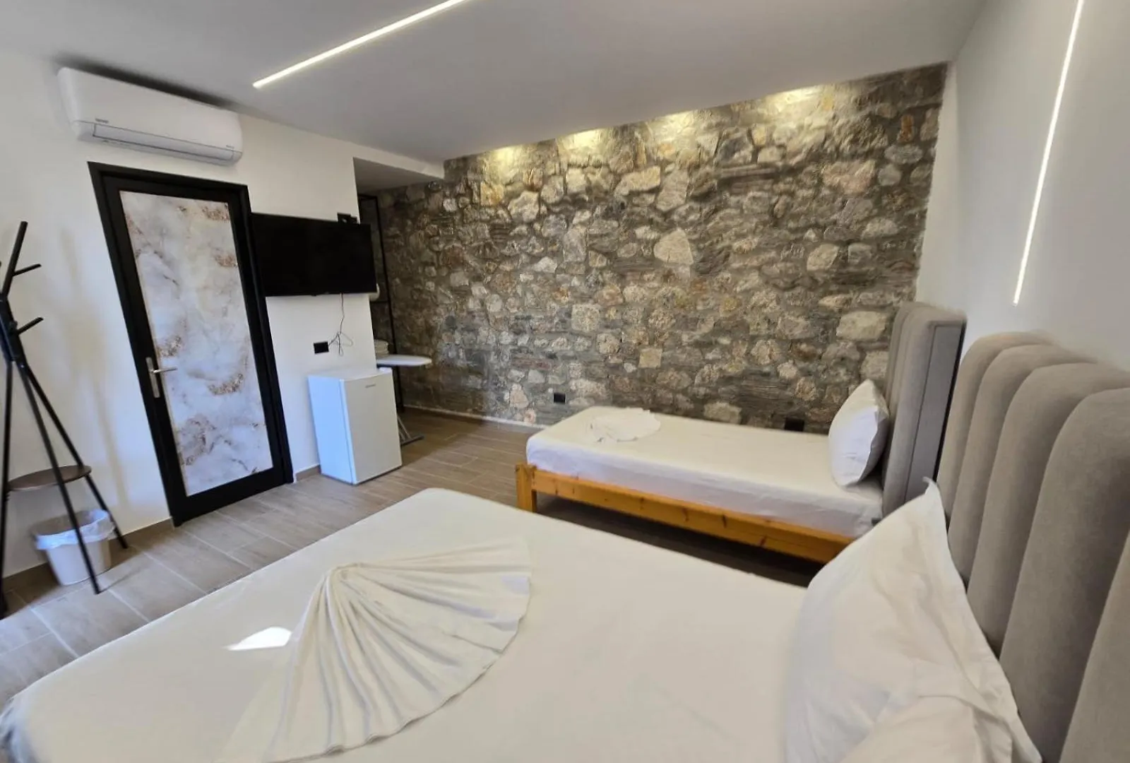 Hotel Panorama Piqeras לינה וארוחת בוקר