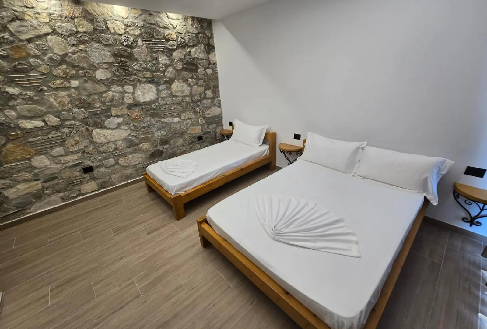 לינה וארוחת בוקר Hotel Panorama Piqeras אלבניה