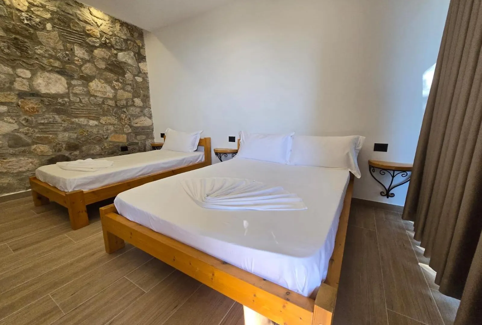 Hotel Panorama Piqeras לינה וארוחת בוקר
