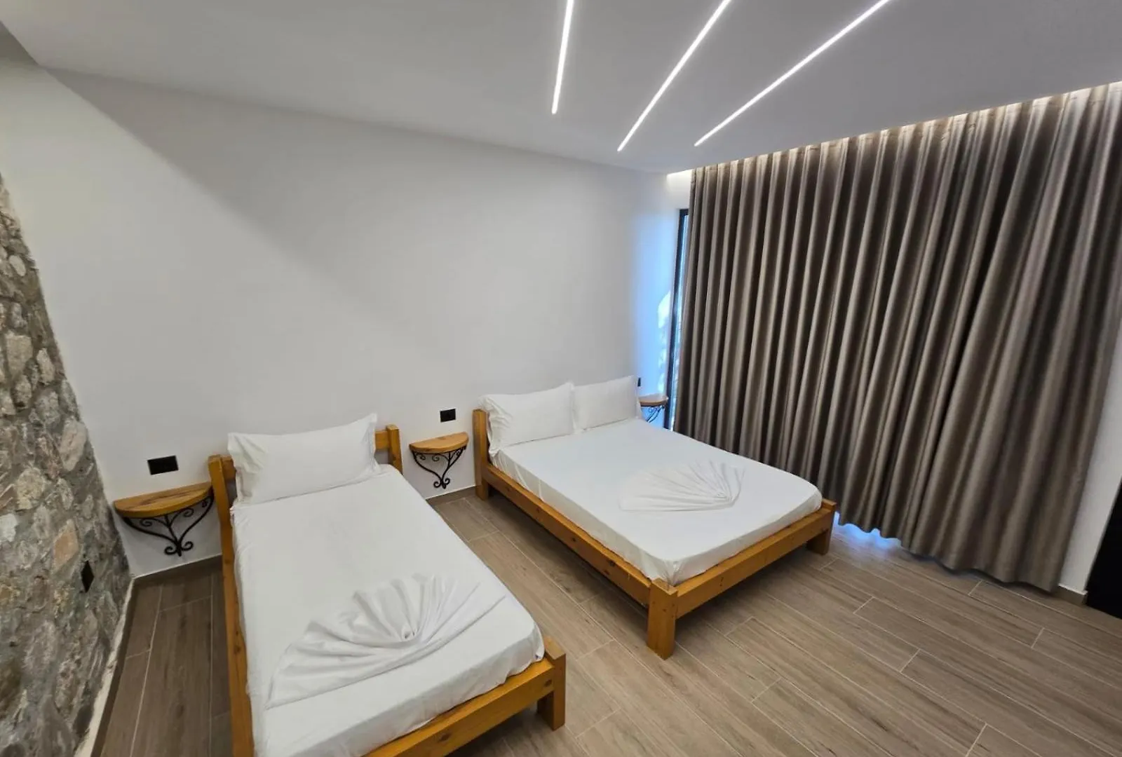 לינה וארוחת בוקר Hotel Panorama Piqeras אלבניה